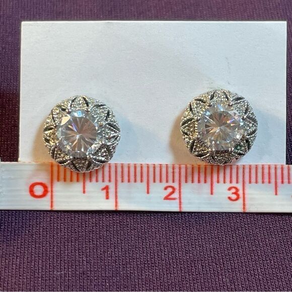 Radiant Crystal Rivoli stud earrings in silver - Picture 5 of 7